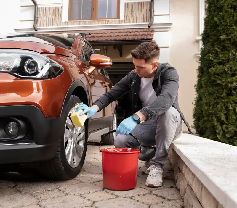 Lavage auto à domicile Dienne : professionnel intervenant sur un véhicule